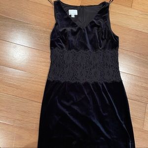 Donna Morgan Black Velvet Lace V Neck Dress size 4